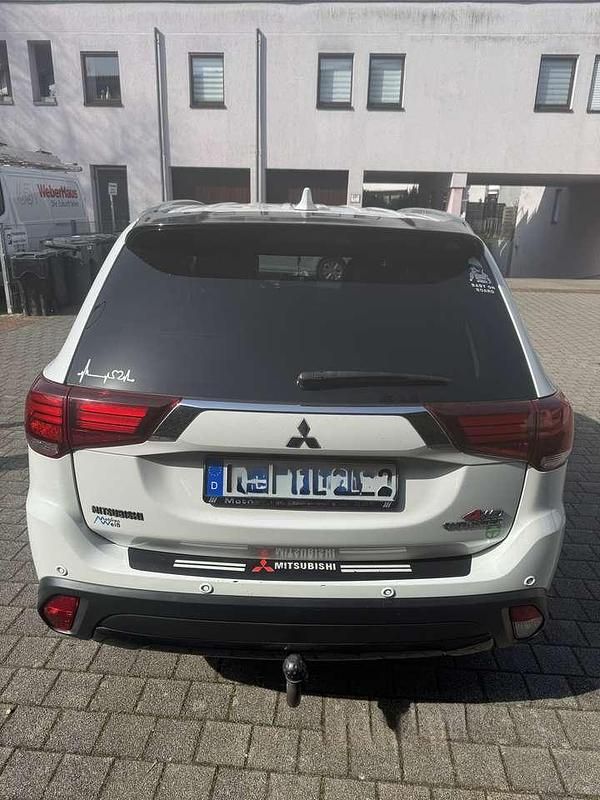 Gebraucht Mitsubishi Outlander Plus 204 PS (150 kW) 2016 Weiß SUV