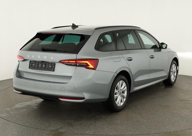 Neu Skoda Octavia Selection 150 PS (110 kW) 2026 Smokey diamond silber metallic Kombi