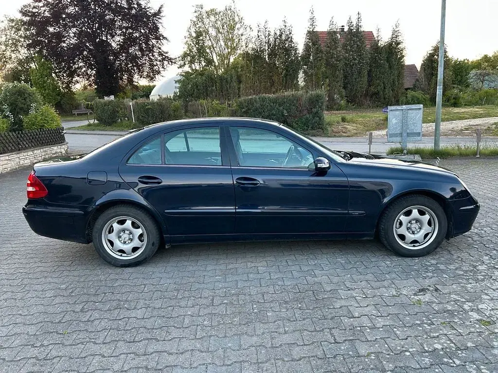 Używany Mercedes E220 Classic 150 KM (110 kW) 2005 Niebieski Sedan/Limuzyna