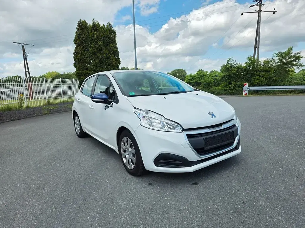 Gebraucht Peugeot 208 68 PS (50 kW) 2018 Weiß Kleinwagen