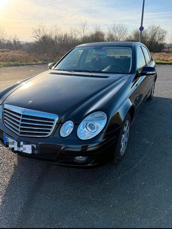 Schwarz Gebraucht 2009 Mercedes E200 Classic Limousine | 6.300 € (Guter Preis) - Bild 1/4