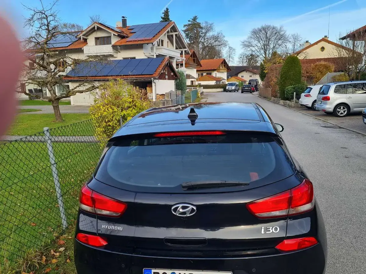 Gebraucht Hyundai i30 Trend 140 PS (102 kW) 2017 Schwarz Limousine