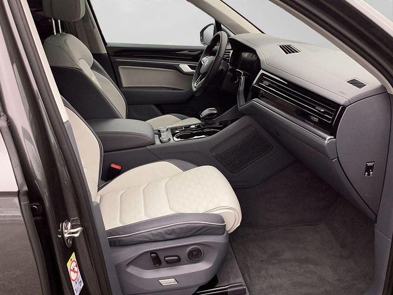 Gebraucht VW Touareg 286 PS (210 kW) 2024 Grau SUV