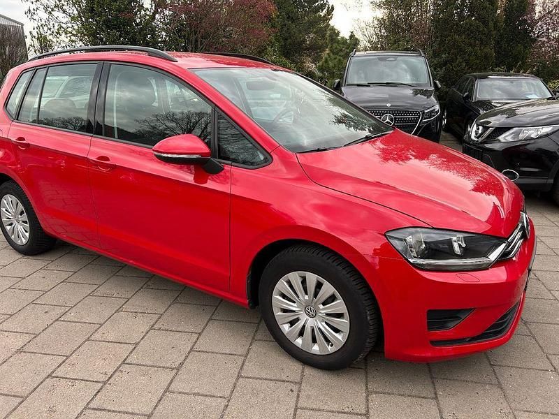 Second-hand VW Golf VII Trendline 110 CP (80 kW) 2017 Roșu Berlinǎ