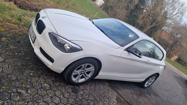 Weiß Gebraucht 2014 BMW 116 Efficient Dynamics Kleinwagen | 4.600 € (Superpreis) - Bild 1/4