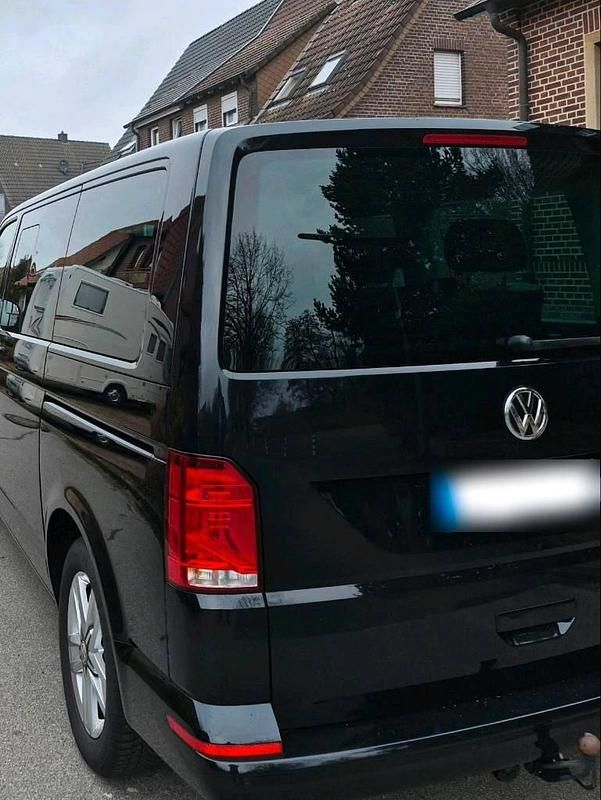 Second-hand VW Multivan 204 CP (150 kW) 2022 Negru Monovolum