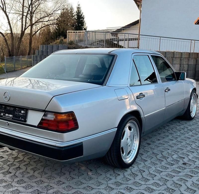 Gebraucht 1992 Mercedes E300 Limousine | 7.800 € - Bild 1/4