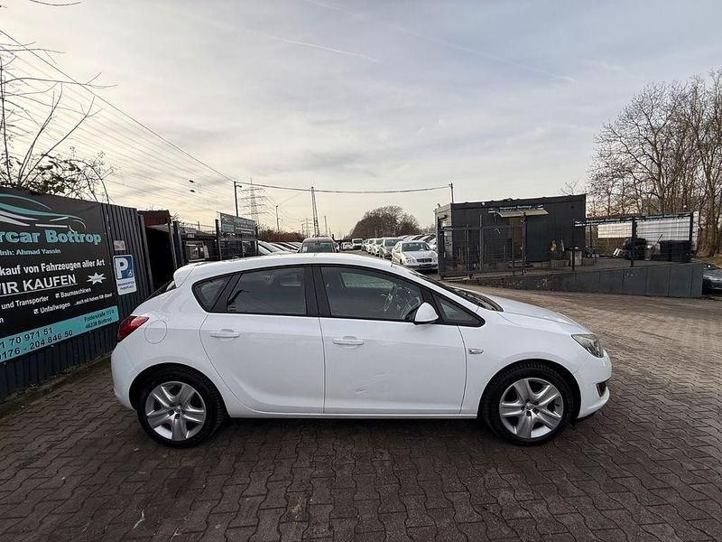 Gebraucht Opel Astra 101 PS (74 kW) 2014 Weiß Limousine