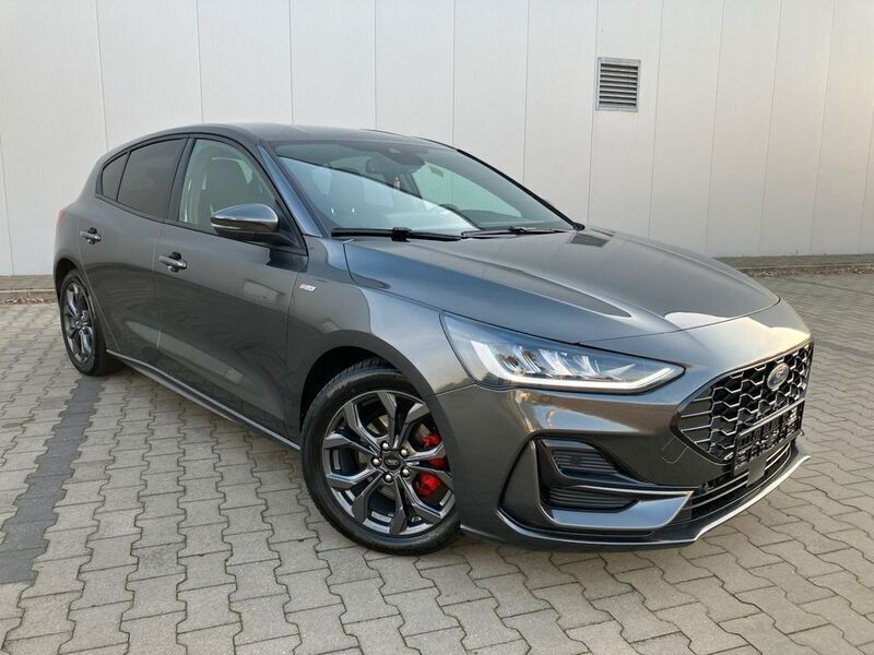 Grau Gebraucht 2023 Ford Focus ST-Line Limousine | 20.900 € (Guter Preis) - Bild 1/4