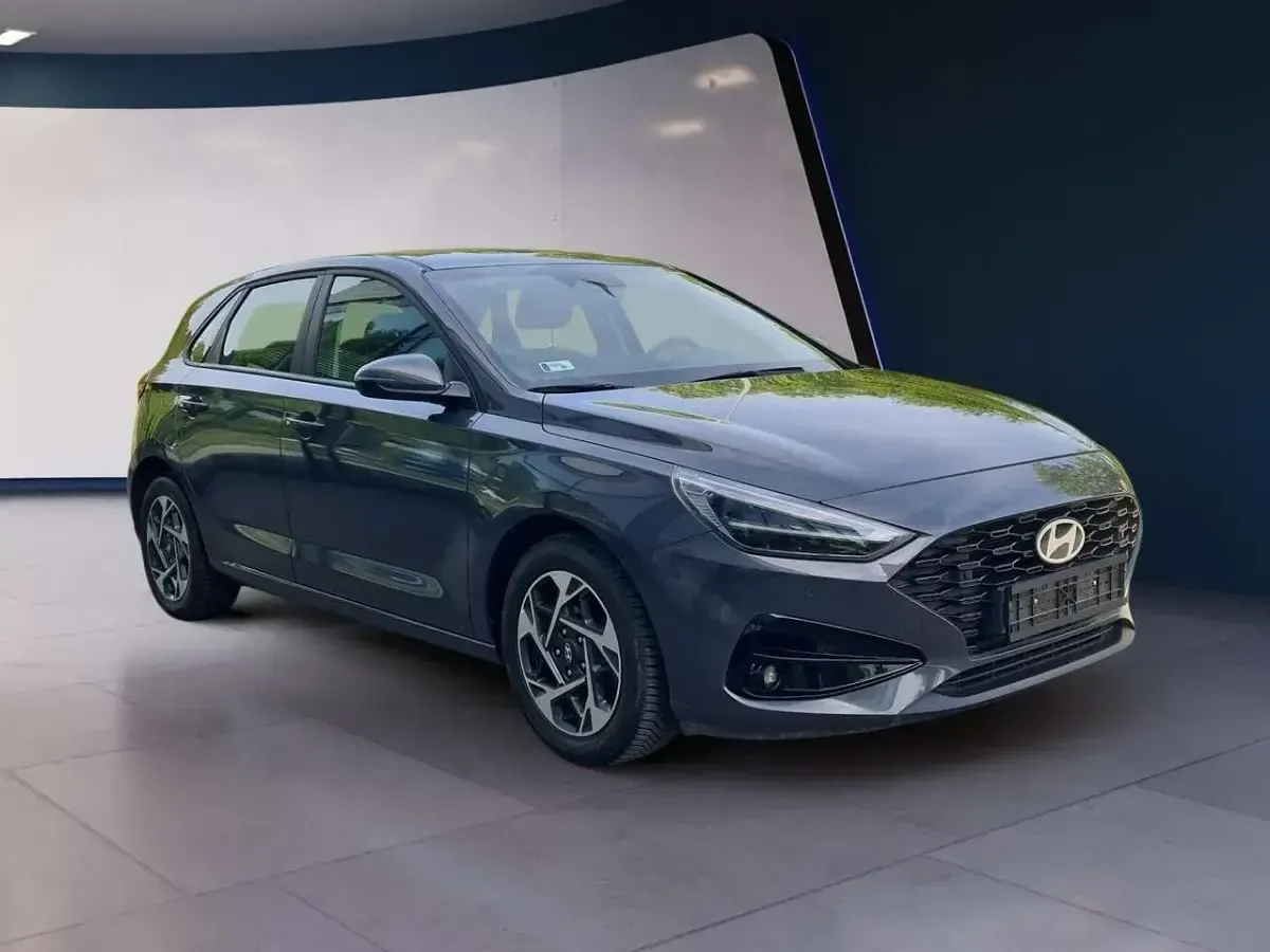 Gebraucht Hyundai i30 Advantage 101 PS (74 kW) 2024 Ecotraonic grey pearl Limousine