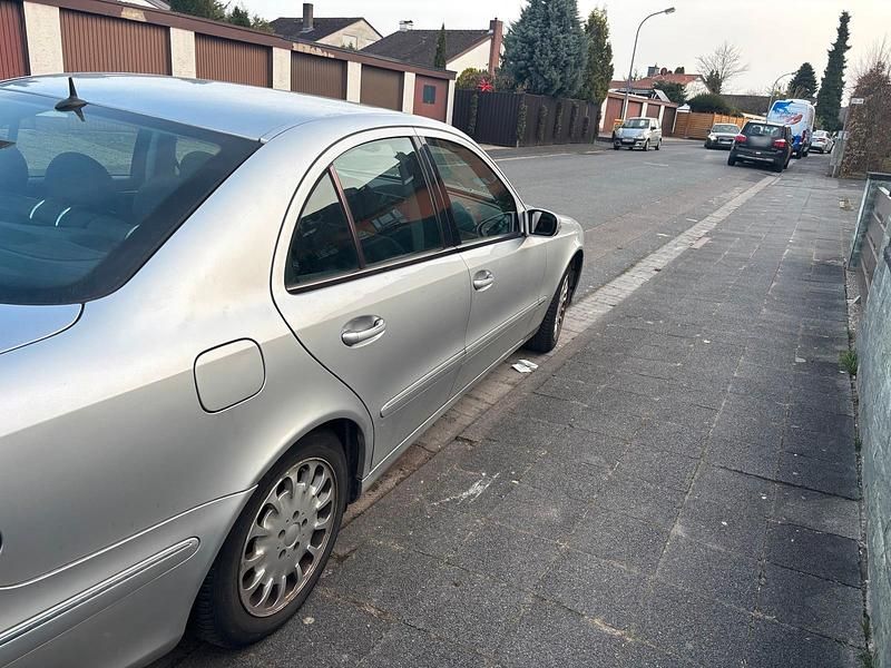 Gebraucht Mercedes E220 150 PS (110 kW) 2003 Silber Limousine