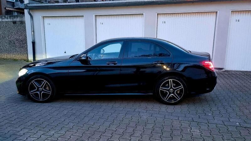 Schwarz Gebraucht 2019 Mercedes C300 AMG line Limousine | 34.500 € (Teuer) - Bild 1/4