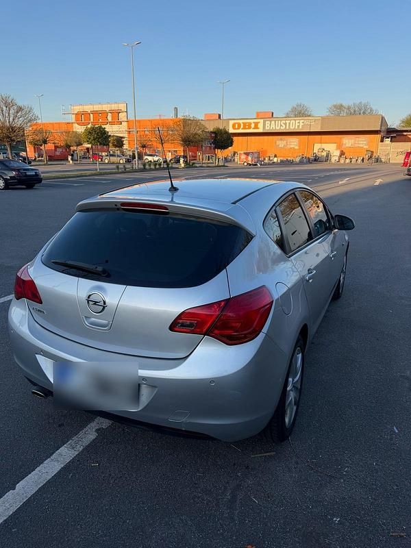 Second-hand Opel Astra 120 CP (88 kW) 2011 Argintiu Berlinǎ