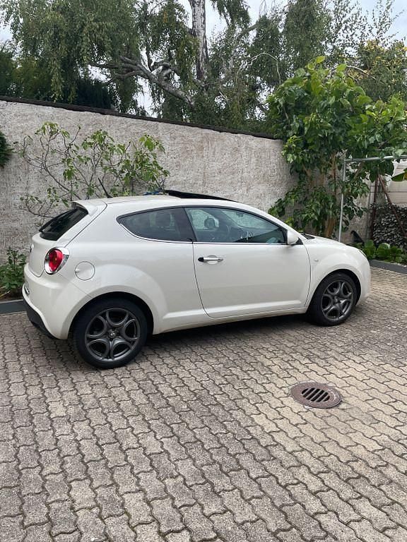 Weiß Gebraucht 2010 Alfa Romeo MiTo Turismo Kleinwagen | 4.100 € (Fairer Preis) - Bild 1/2