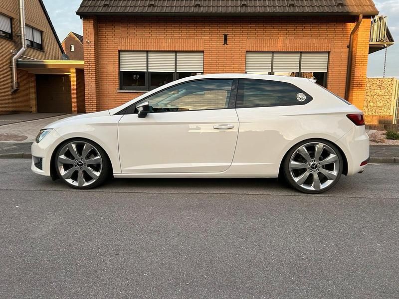 Weiß Gebraucht 2015 Seat Leon SC FR Kleinwagen | 11.400 € (Fairer Preis) - Bild 1/4