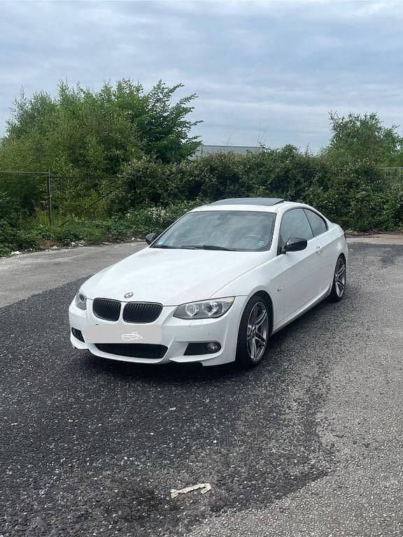 Weiß Gebraucht 2012 BMW 318 M Sport Coupé | 6.600 € (Guter Preis) - Bild 1/4