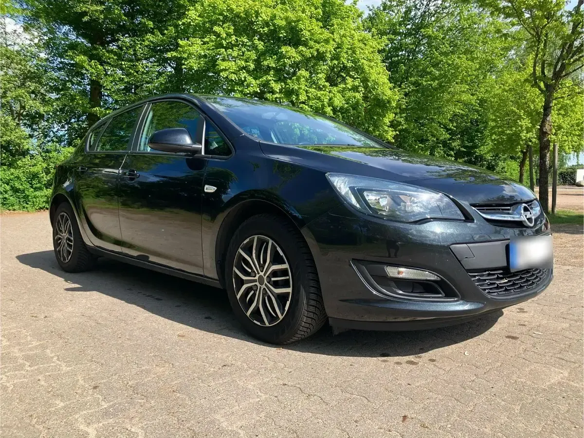 Usado Opel Astra Selection 116 HP (85 kW) 2015 Preto Sedan