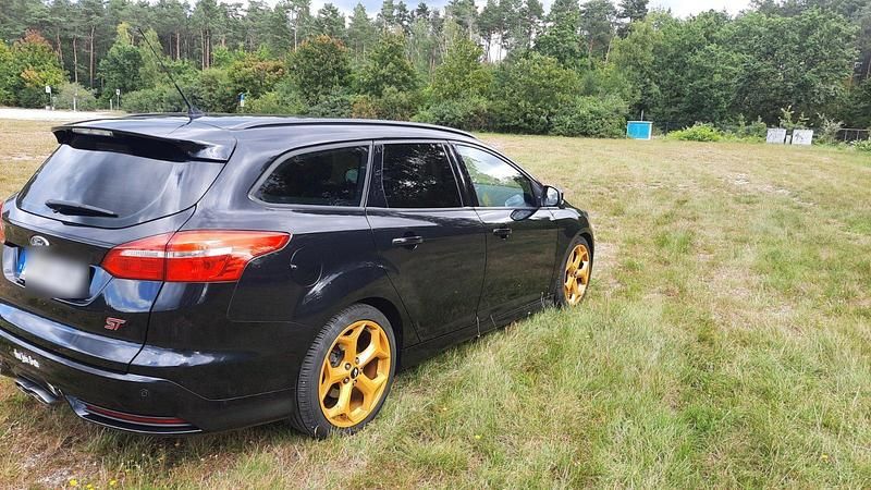 Gebraucht Ford Focus ST 185 PS (136 kW) 2015 Schwarz Kombi