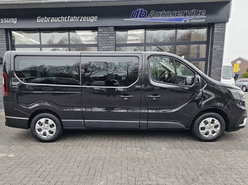 Schwarz midnight Gebraucht 2021 Renault Trafic Life Van | 29.890 € (Etwas zu teuer) - Bild 1/4