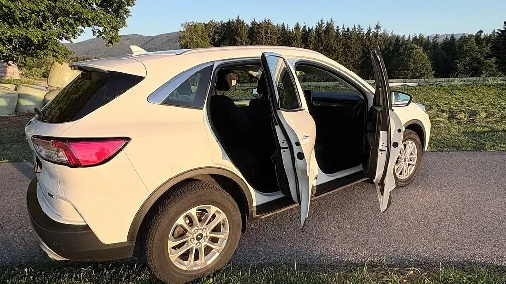Gebraucht Ford Kuga Titanium 224 PS (164 kW) 2022 Weiß SUV