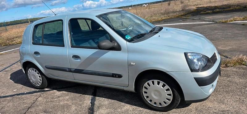 Gebraucht Renault Clio II 58 PS (42 kW) 2003 Silber Kleinwagen