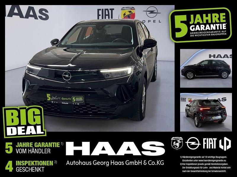 Lackierung schwarz perla nera/typ aussen (metallic) Gebraucht 2023 Opel Mokka Enjoy SUV | 17.490 € (Fairer Preis) - Bild 1/4