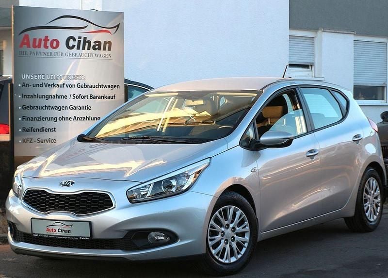 Silber Gebraucht 2013 Kia Ceed Limousine | 6.990 € (Fairer Preis) - Bild 1/4