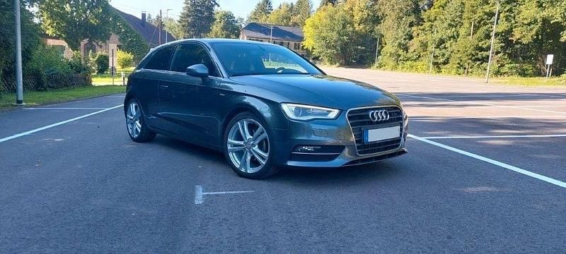 Grau Gebraucht 2013 Audi A3 S-Line Limousine | 12.500 € (Etwas zu teuer) - Bild 1/4