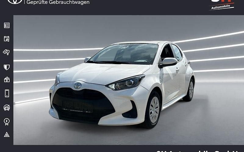 Weiß Gebraucht 2022 Toyota Yaris Comfort Limousine | 13.990 € (Guter Preis) - Bild 1/4