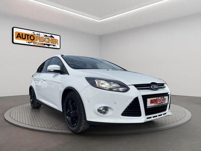 Frozen white Gebraucht 2011 Ford Focus Titanium Limousine | 5.000 € (Fairer Preis) - Bild 1/4