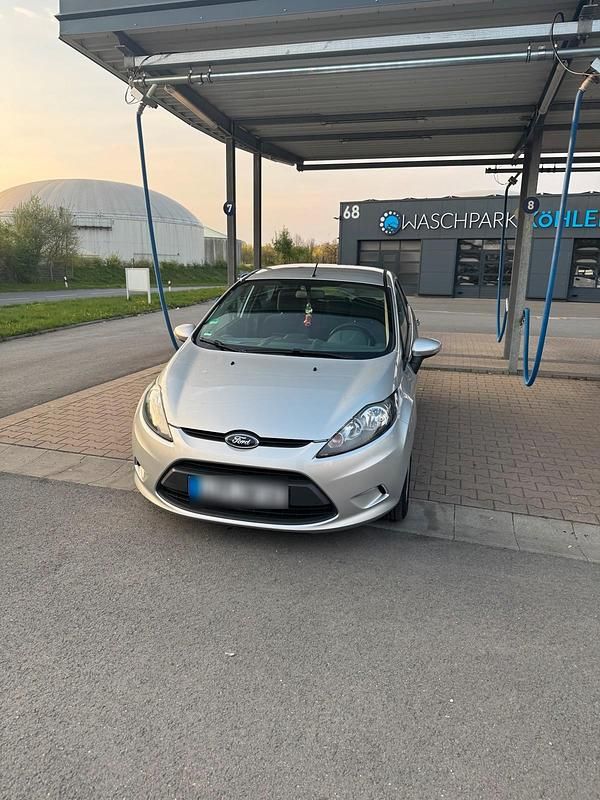 Gebraucht Ford Fiesta 95 PS (69 kW) 2011 Silber Kleinwagen