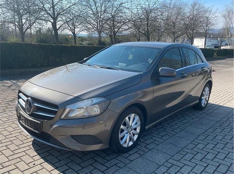 Gebraucht Mercedes A180 109 PS (80 kW) 2013 Braun Kleinwagen