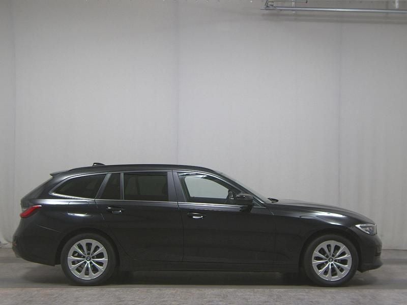 Schwarz Gebraucht 2021 BMW 318 Advantage Kombi | 16.980 € (Guter Preis) - Bild 1/4