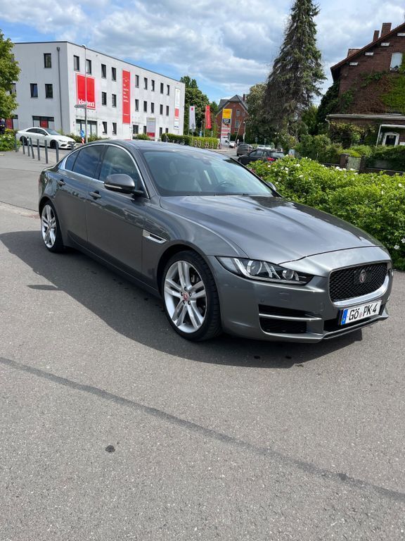 Grau Gebraucht 2017 Jaguar XE Portfolio Limousine | 14.100 € (Superpreis) - Bild 1/4