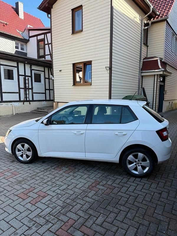 Gebraucht Skoda Fabia Ambition 75 PS (55 kW) 2017 Weiß Limousine