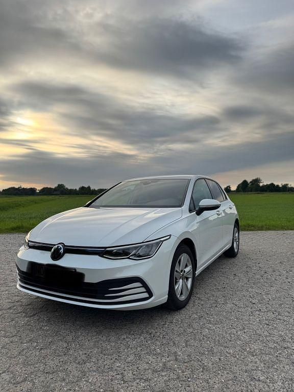 Weiß Gebraucht 2022 VW Golf VIII Life Limousine | 21.300 € (Fairer Preis) - Bild 1/4