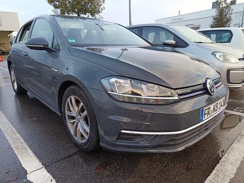 Grau Gebraucht 2019 VW Golf VII Comfortline Limousine | 12.500 € (Superpreis) - Bild 1/4