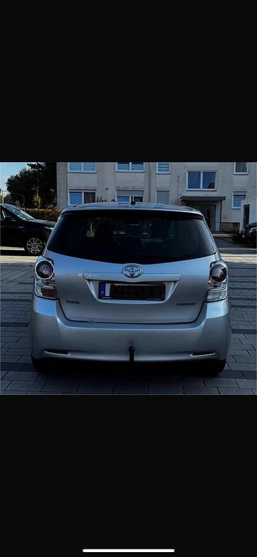 Grau Gebraucht 2010 Toyota Verso Van / Kleinbus | 5.300 € - Bild 1/4