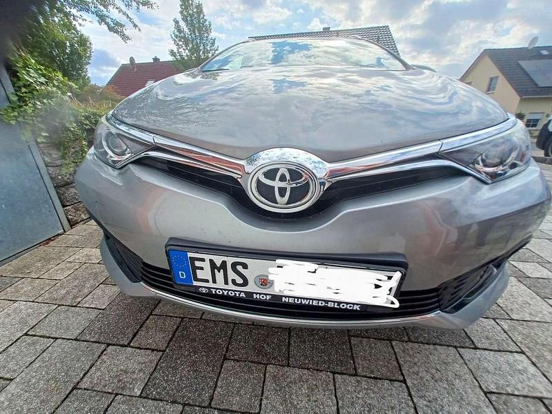 Grau Gebraucht 2016 Toyota Auris Edition-S Kombi | 11.000 € (Fairer Preis) - Bild 1/4