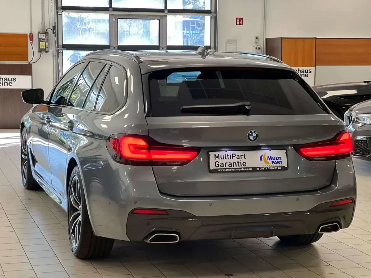 Gebraucht BMW 520 M Sport 190 PS (139 kW) 2022 Bluestone metallic Kombi