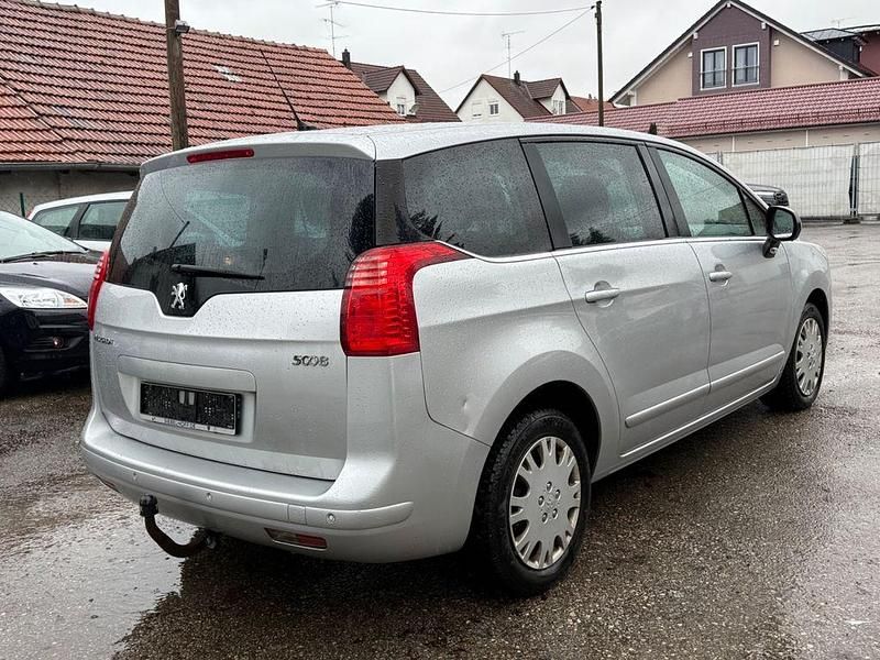 Gebraucht Peugeot 5008 Active 150 PS (110 kW) 2012 Silber Van / Kleinbus