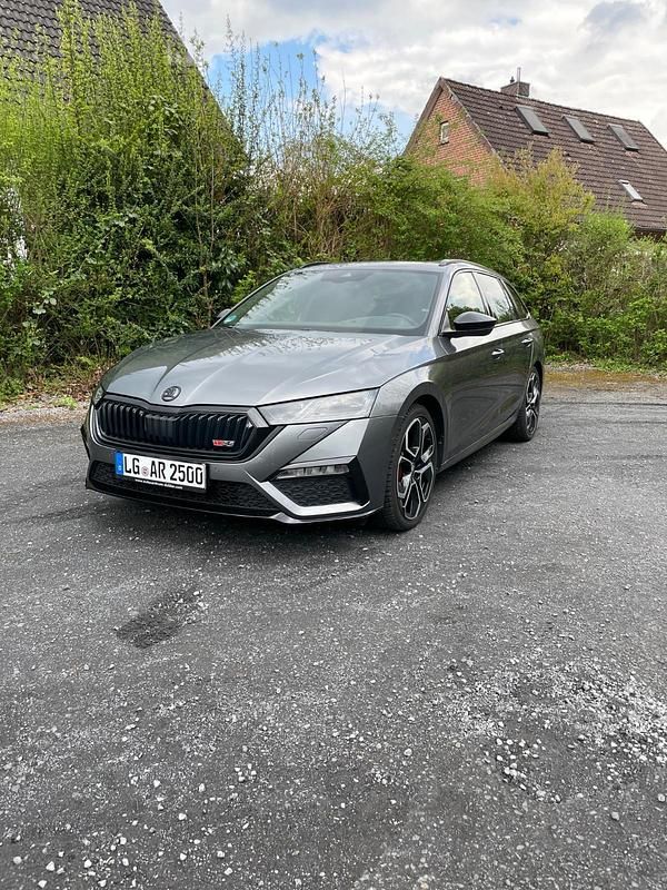 Grau Gebraucht 2022 Skoda Octavia RS Kombi | 35.300 € (Teuer) - Bild 1/4