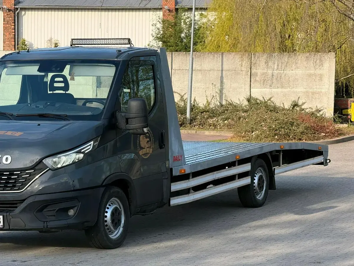 Gebraucht Iveco Daily 180 PS (132 kW) 2021 Silber Limousine