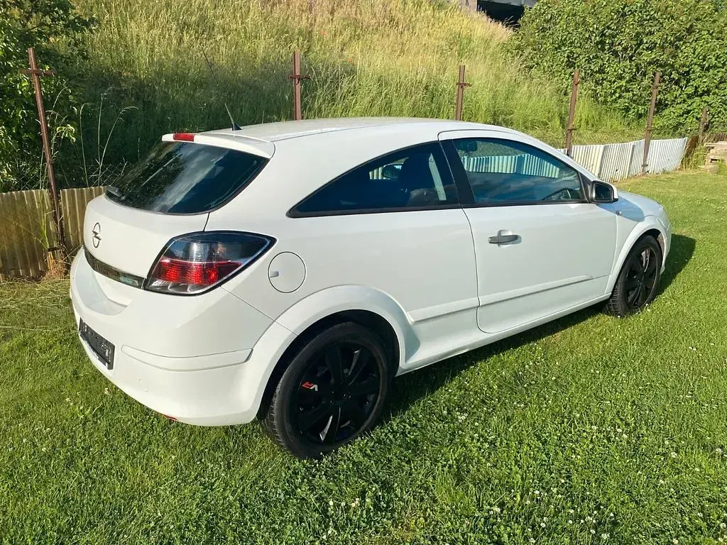 Gebraucht Opel Astra GTC Selection 90 PS (66 kW) 2009 Weiß Limousine