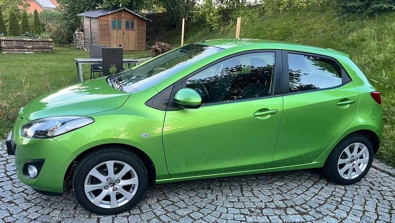Grün Gebraucht 2012 Mazda 2 Edition Kleinwagen | 5.350 € (Fairer Preis) - Bild 1/4