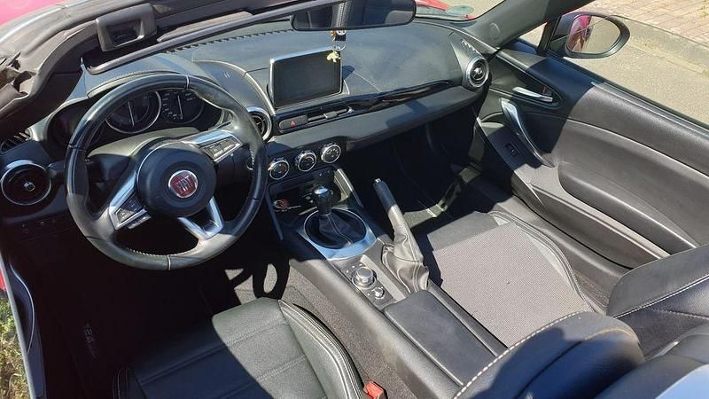 Gebraucht Fiat 124 Spider 140 PS (102 kW) 2019 Rot Cabrio