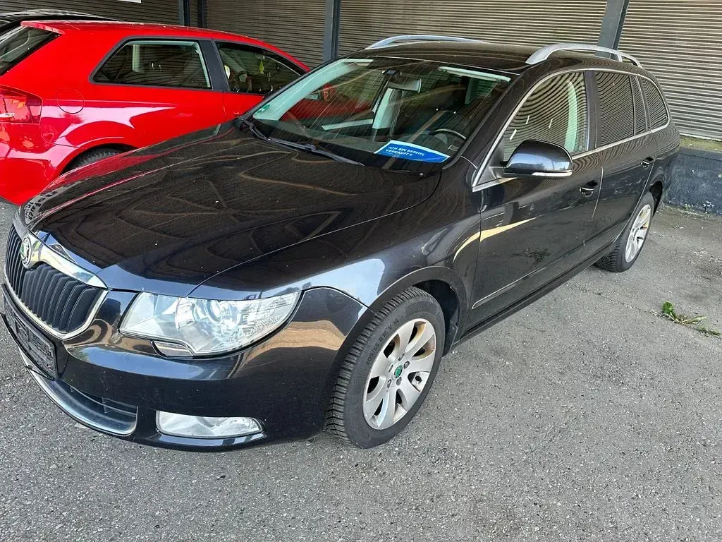 Second-hand Skoda Superb Ambition 140 CP (102 kW) 2013 Negru Break