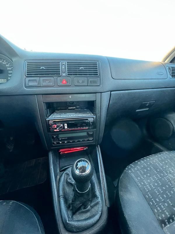 Gebraucht VW Golf IV 100 PS (73 kW) 2002 Rot Kleinwagen