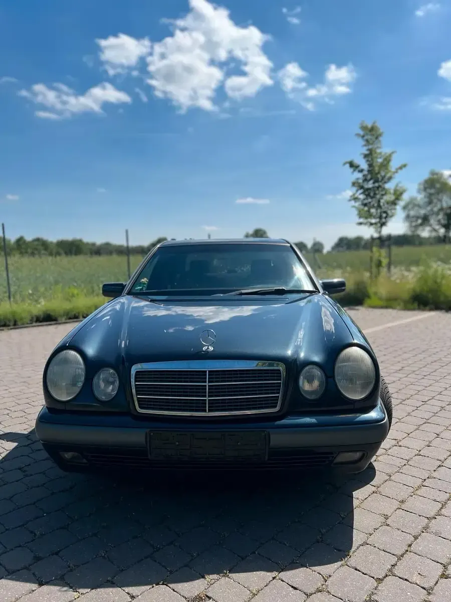 Gebraucht Mercedes E200 136 PS (100 kW) 1998 Schwarz Limousine
