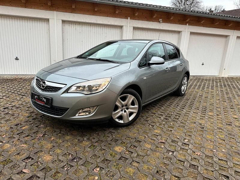 Grau Gebraucht 2011 Opel Astra Kleinwagen | 4.980 € (Fairer Preis) - Bild 1/4